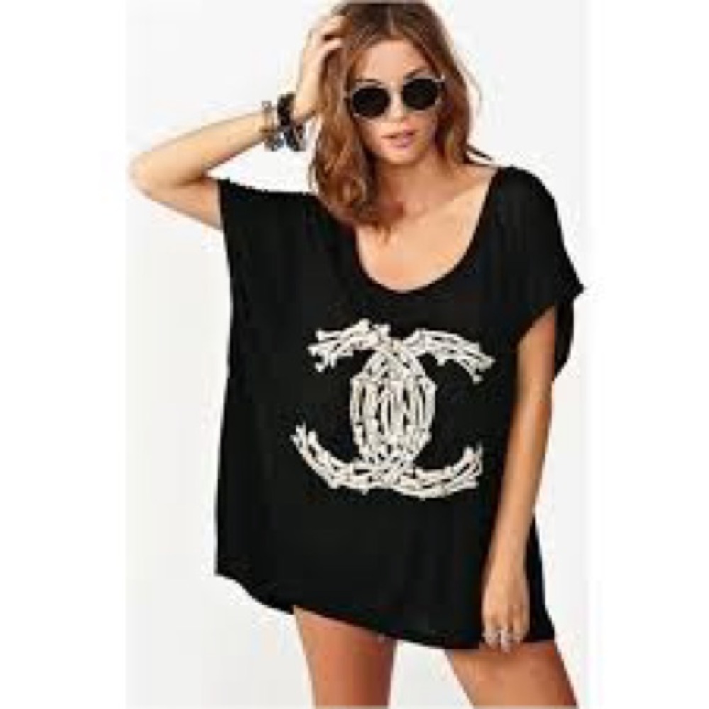 UNIF boxy wide neck CC bones tshirt L